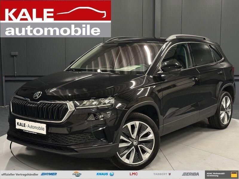 Schwarz metallic (blackmagic perleffekt) Gebraucht 2022 Skoda Karoq Style SUV | 25.970 € (Fairer Preis) - Bild 1/4