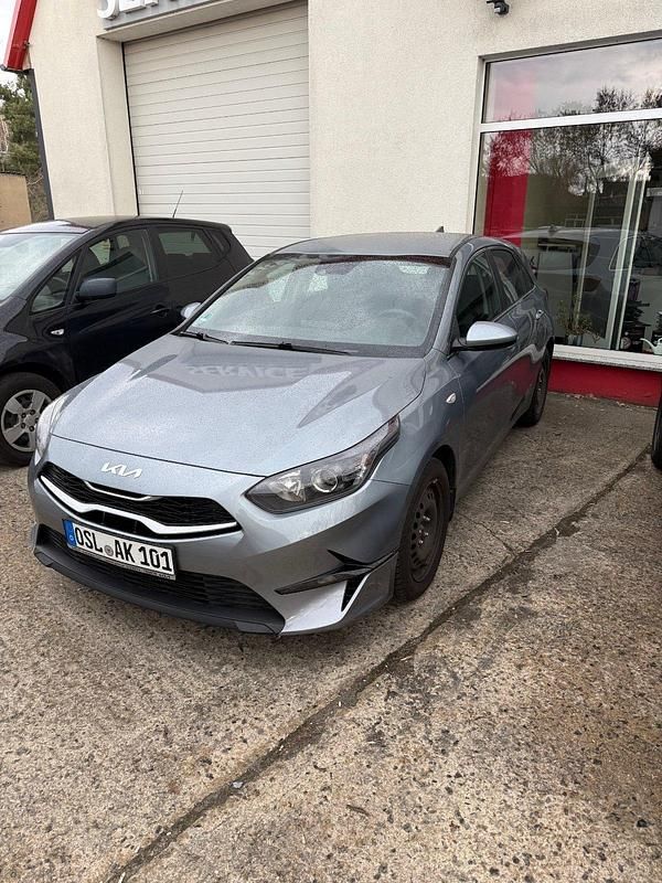 Gebraucht Kia Ceed 160 PS (117 kW) 2022 Silber Kleinwagen