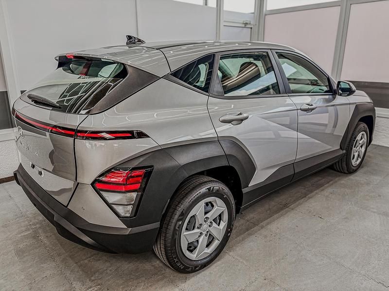Neu Hyundai Kona Style 100 PS (73 kW) 2025 Shimmering silver r2t SUV