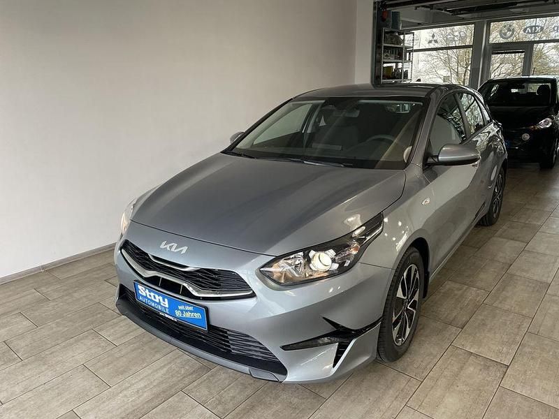 Silber Neu 2025 Kia Ceed Kleinwagen | 20.990 € (Fairer Preis) - Bild 1/4
