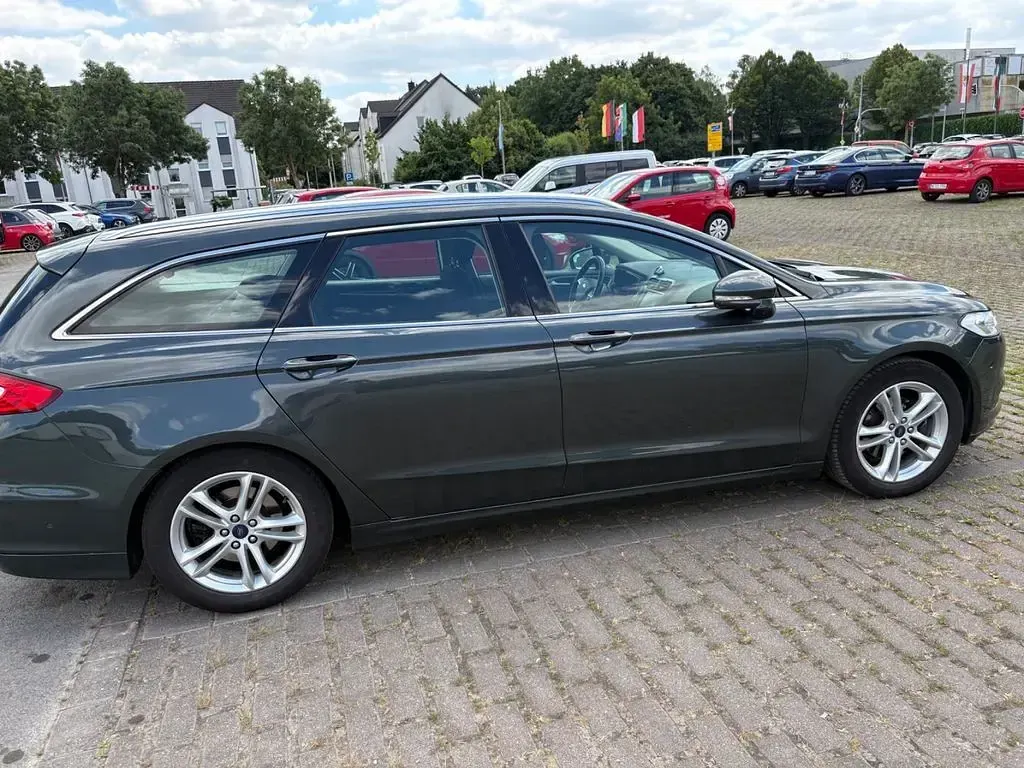 Gebraucht Ford Mondeo Titanium 179 PS (131 kW) 2015 Schwarz Limousine