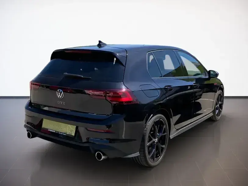 Second-hand VW Golf VIII GTI 245 CP (180 kW) 2022 Negru Berlinǎ