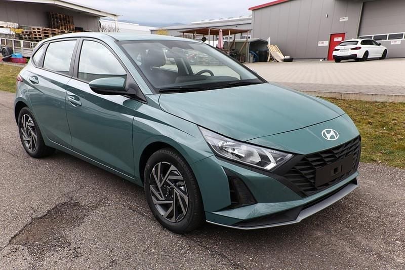 Neu Hyundai i20 Select 90 PS (66 kW) 2025 Mangrove green mineraleffekt Kleinwagen