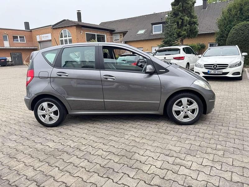 Gebraucht Mercedes A180 116 PS (85 kW) 2011 Mountaingrau  met. Limousine