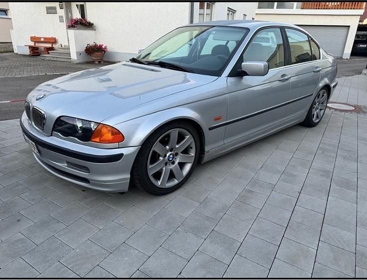Grau Gebraucht 2001 BMW 320 Limousine | 1.850 € (Superpreis) - Bild 1/4