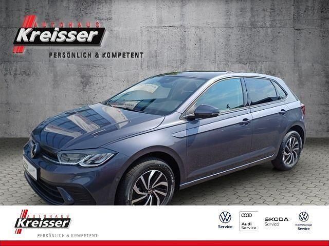 Grau (rauchgrau metallic) Neu 2025 VW Polo Life Limousine | 24.290 € (Etwas zu teuer) - Bild 1/4