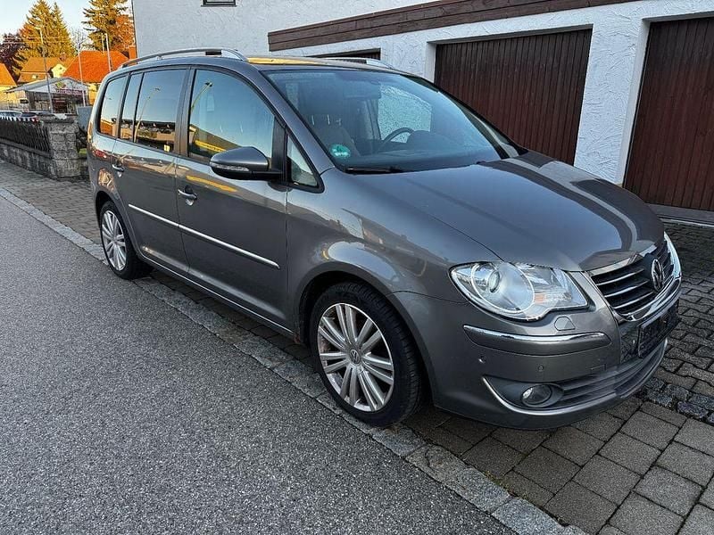 Braun Gebraucht 2010 VW Touran Trendline Van / Kleinbus | 2.950 € - Bild 1/4