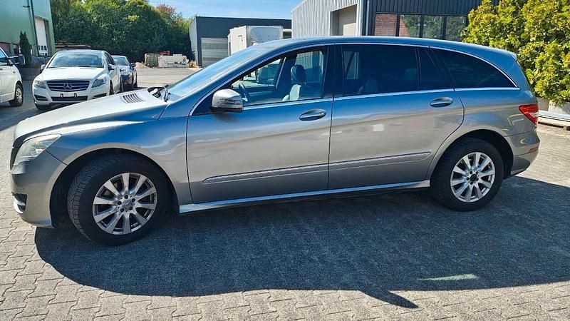 Grau Gebraucht 2010 Mercedes R350 Van / Kleinbus | 8.500 € - Bild 1/4