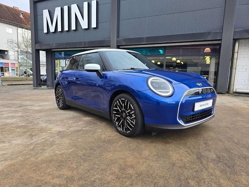 Gebraucht Mini Cooper SE 160 kW (218 PS) 2024 Blazing blue Kleinwagen