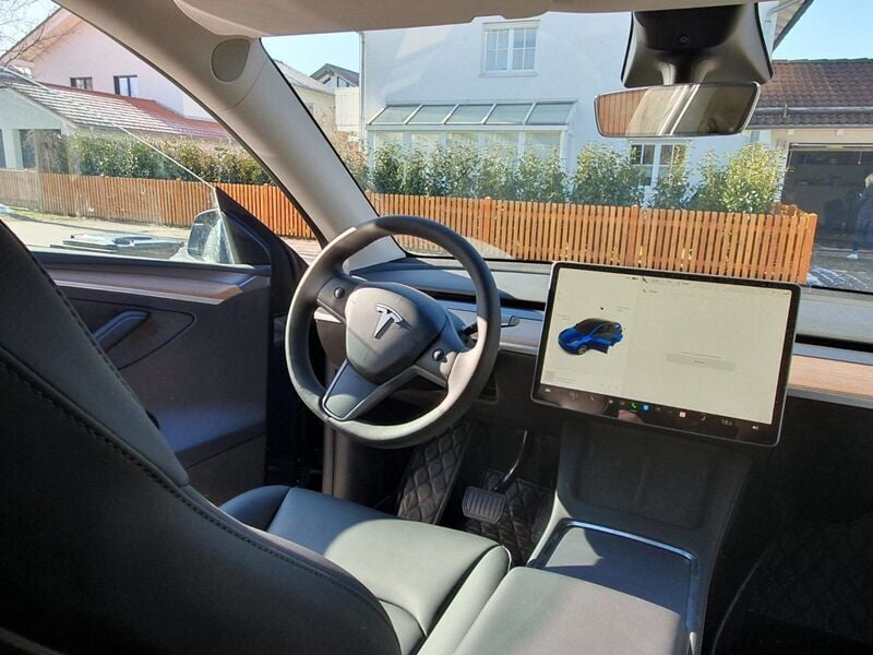Tesla Model Y als BasisVersion verfügbar Tesla Model Y als BasisVersion verfügbar