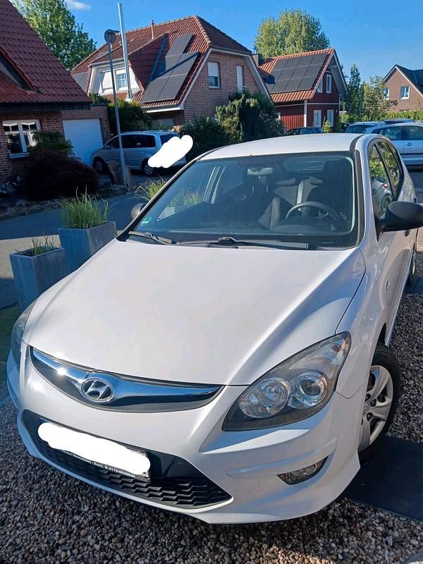 Weiß Gebraucht 2011 Hyundai i30 Kleinwagen | 3.499 € (Fairer Preis) - Bild 1/4