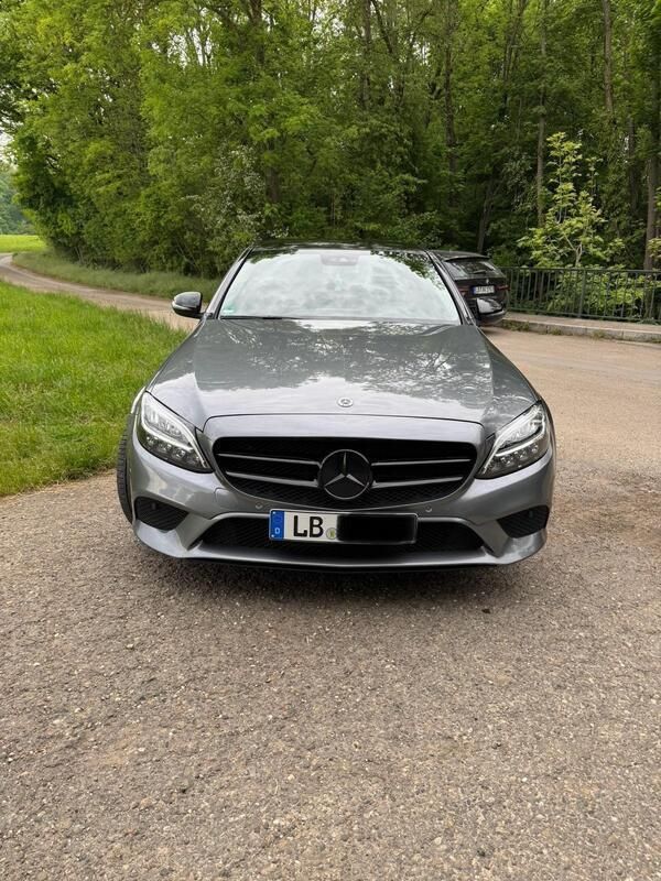 Grau Gebraucht 2018 Mercedes C300 Limousine | 22.300 € (Fairer Preis) - Bild 1/4