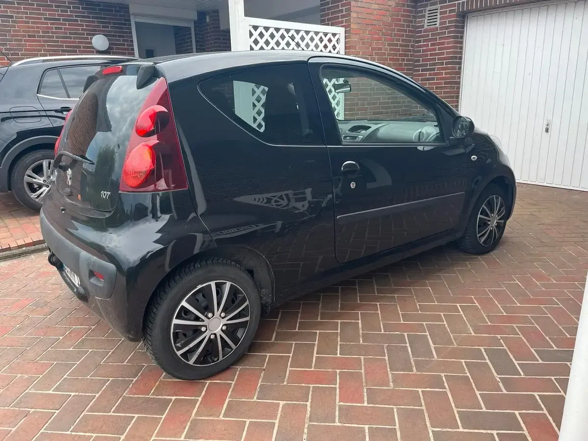 Gebraucht Peugeot 107 68 PS (50 kW) 2013 Schwarz Kleinwagen