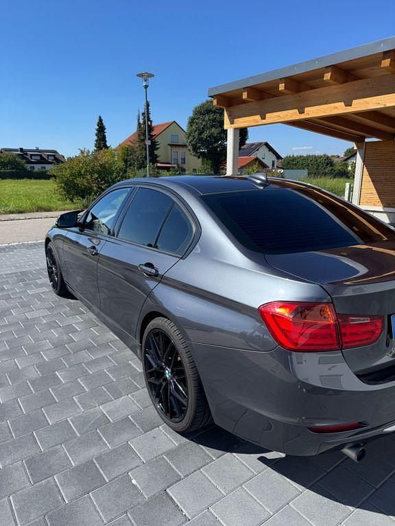 Gebraucht BMW 320 184 PS (135 kW) 2012 Grau Limousine