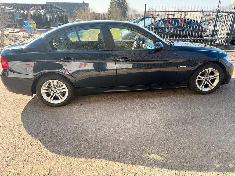 Gebraucht BMW 320 170 PS (125 kW) 2008 Blau Limousine
