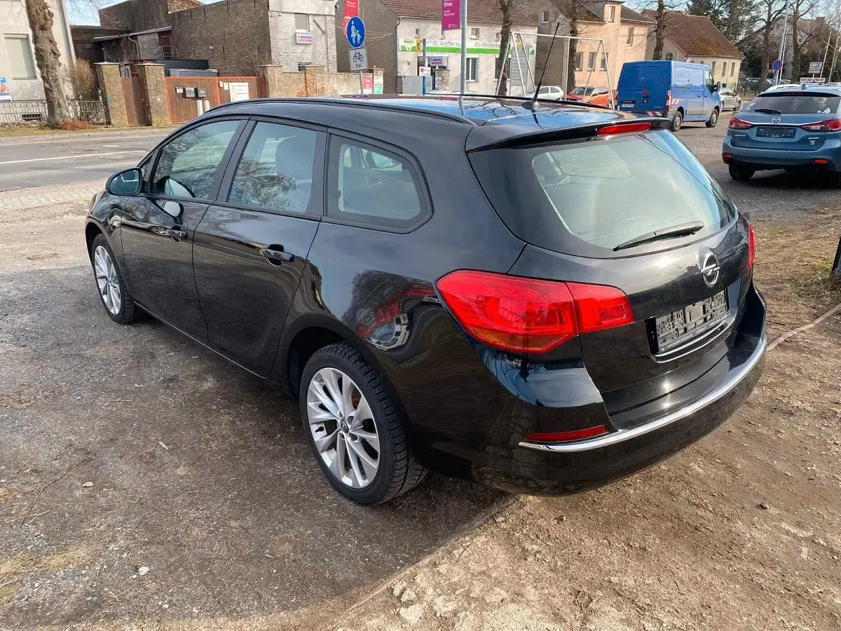 Używany Opel Astra Selection 101 KM (74 kW) 2016 Czarny Sedan/Limuzyna