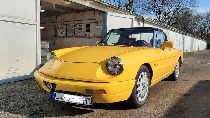 Gelb Gebraucht 1993 Alfa Romeo Spider Cabrio | 16.690 € - Bild 1/4