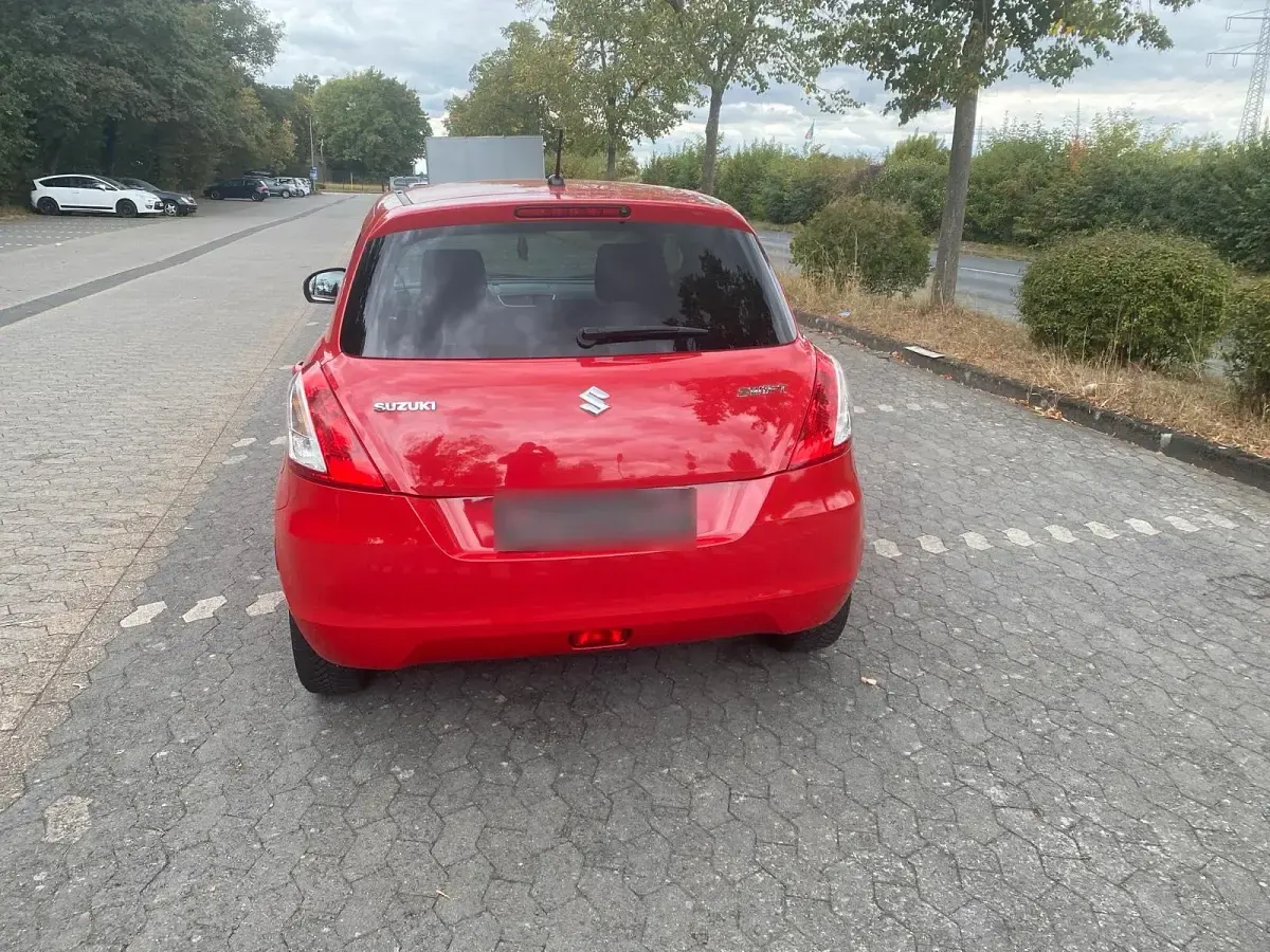 Gebraucht Suzuki Swift 90 PS (66 kW) 2013 Rot Kleinwagen