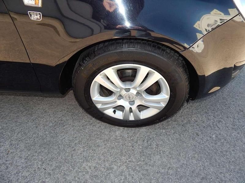 Używany Opel Corsa Edition 69 KM (50 kW) 2011 Czarny Hatchback