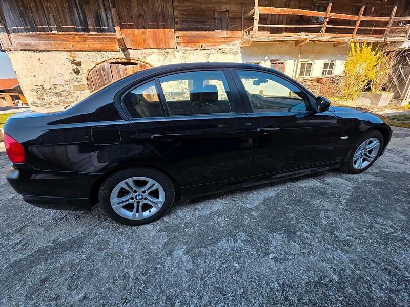 Gebraucht BMW 318 2011 Schwarz Limousine
