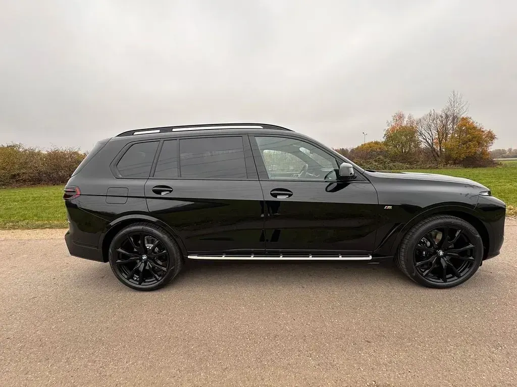 Neu BMW X7 M Sport 352 PS (258 kW) 2025 Schwarz SUV