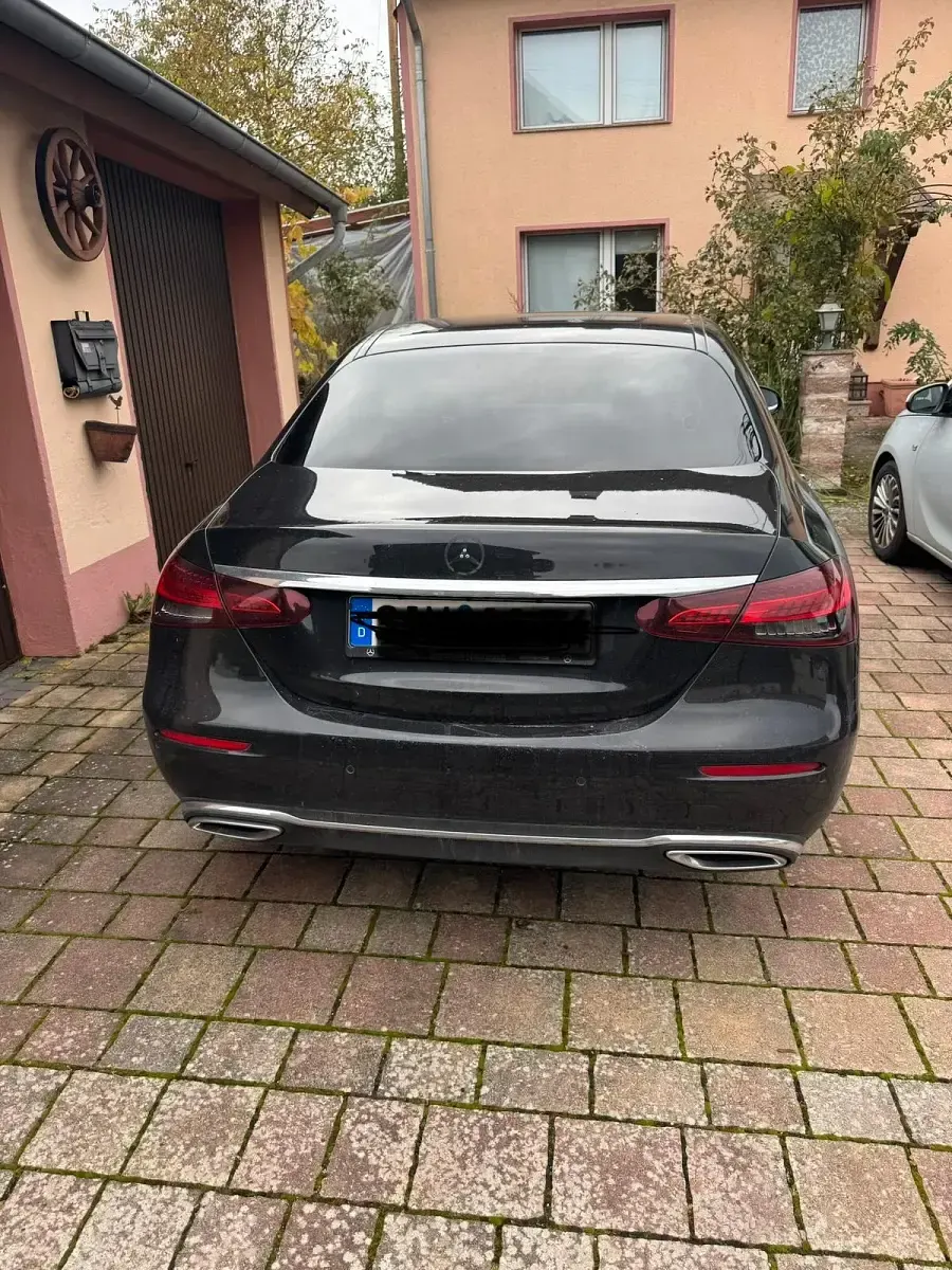 Second-hand Mercedes E220 200 CP (147 kW) 2023 Negru Berlinǎ