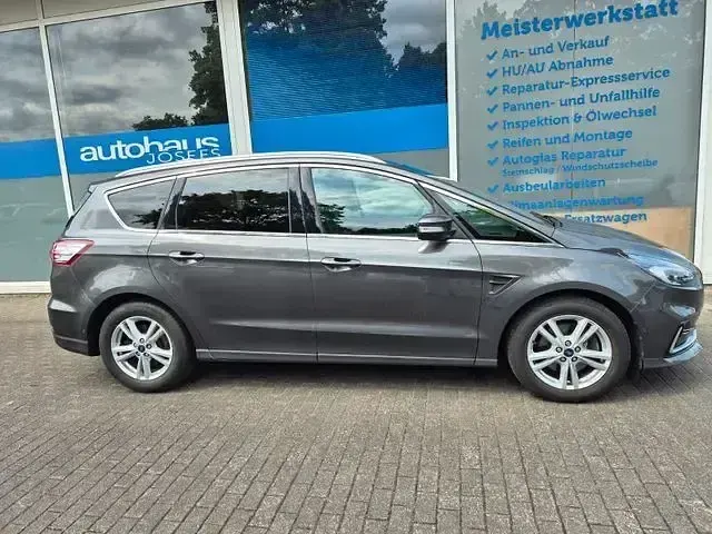 Gebraucht Ford S-MAX Titanium 150 PS (110 kW) 2020 Grau Van / Kleinbus