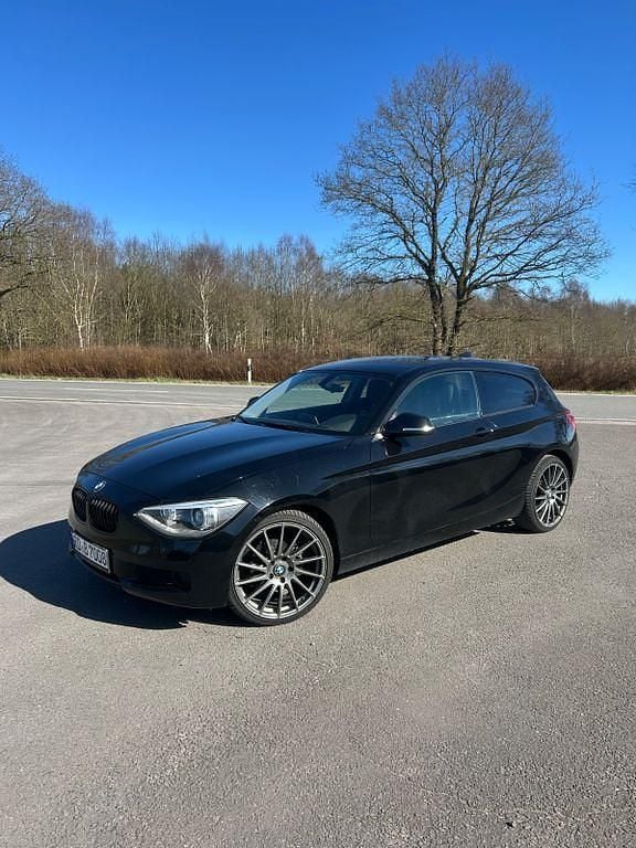Schwarz Gebraucht 2012 BMW M135 M Sport Kleinwagen | 7.950 € - Bild 1/4