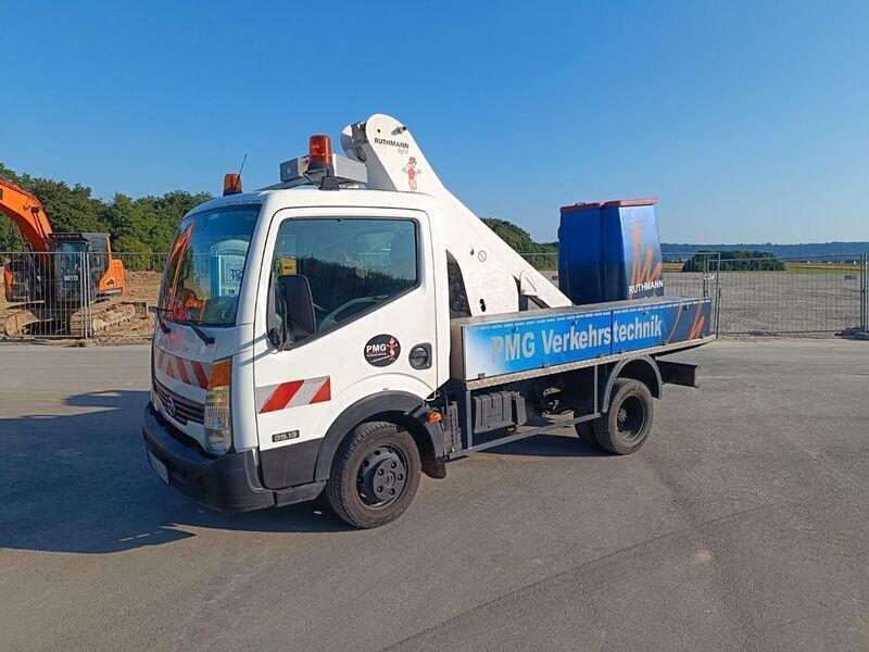 Weiß Gebraucht 2010 Nissan Cabstar Abholung | 21.000 € - Bild 1/4