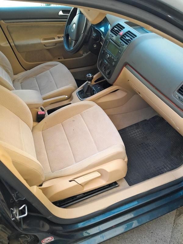 Second-hand VW Jetta 115 CP (84 kW) 2006 Albastru Berlinǎ