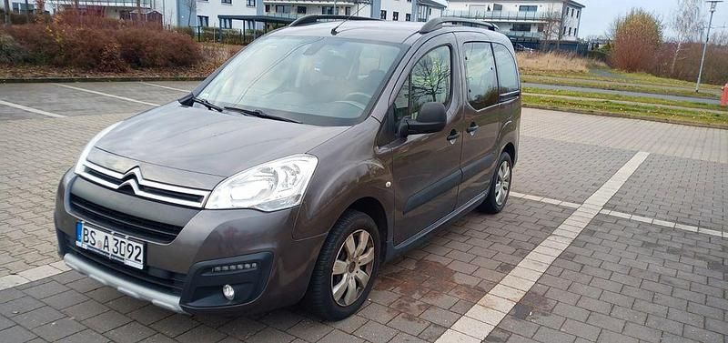 Braun Gebraucht 2017 Citroën Berlingo XTR Van / Kleinbus | 11.500 € (Teuer) - Bild 1/4