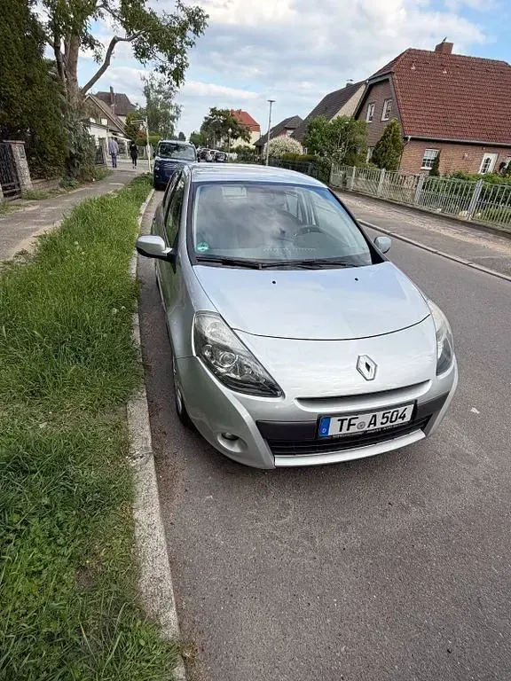 Używany Renault Clio II Expression 75 KM (55 kW) 2009 Srebrny Sedan/Limuzyna