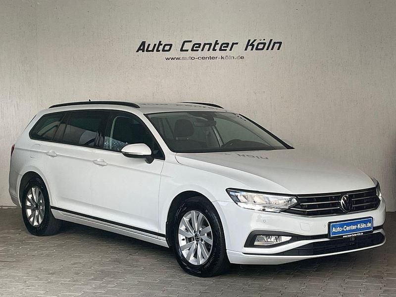 Gebraucht VW Passat Basis 150 PS (110 kW) 2023 Gletscherweiß metallic Kombi