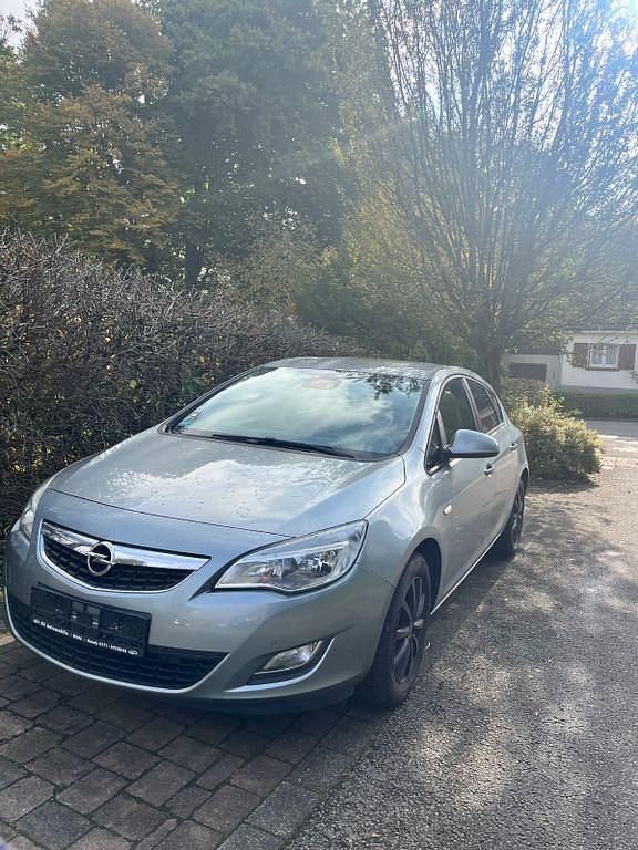 Grau Gebraucht 2011 Opel Astra Design Edition Limousine | 3.800 € (Guter Preis) - Bild 1/4
