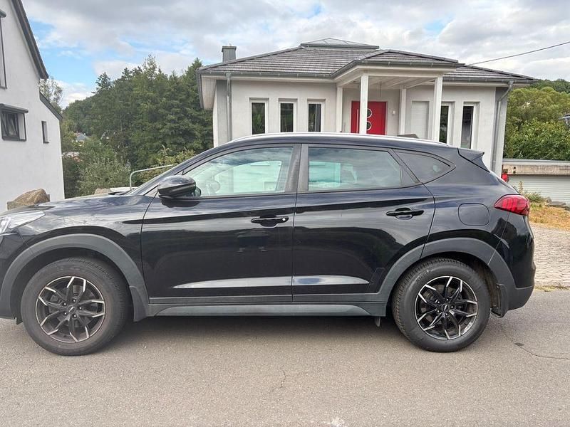 Schwarz Gebraucht 2019 Hyundai Tucson Select SUV | 16.800 € (Fairer Preis) - Bild 1/4