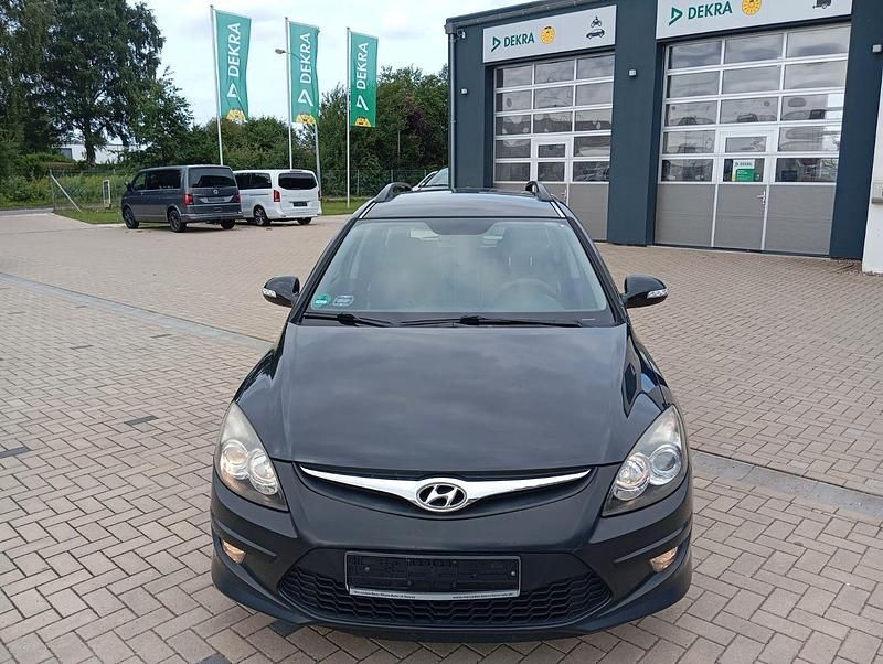 Schwarz Gebraucht 2011 Hyundai i30 Edition Kombi | 5.500 € (Teuer) - Bild 1/4