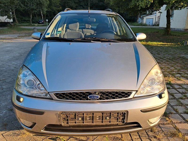 Grau Gebraucht 2003 Ford Focus Ghia Kombi | 900 € - Bild 1/4