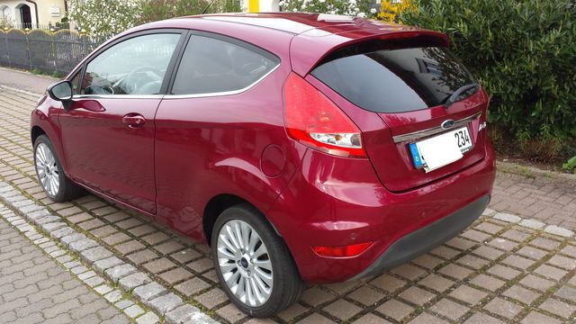Gebraucht Ford Fiesta Titanium 112 PS (82 kW) 2010 Rot Kleinwagen