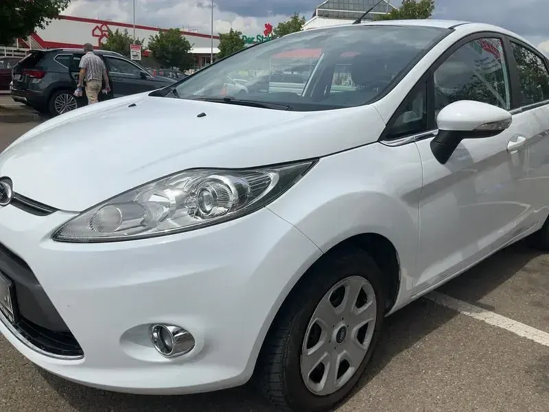 Gebraucht Ford Fiesta 82 PS (60 kW) 2012 Weiß Limousine