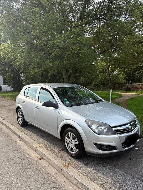 Grau Gebraucht 2009 Opel Astra Kleinwagen | 2.200 € (Fairer Preis) - Bild 1/4
