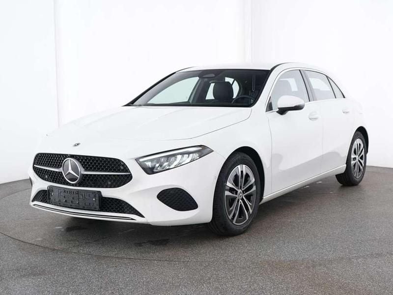 Weiß Gebraucht 2024 Mercedes A180 Progressive Limousine | 29.950 € (Fairer Preis) - Bild 1/4