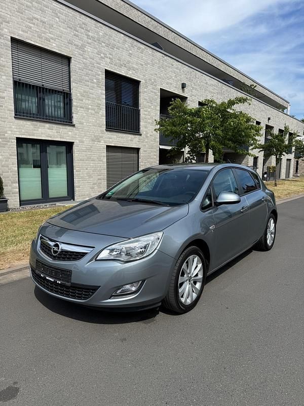 Grau Gebraucht 2012 Opel Astra Kleinwagen | 3.890 € (Fairer Preis) - Bild 1/4