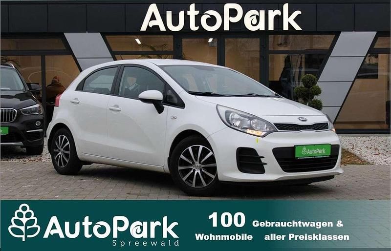 Weiß Gebraucht 2015 Kia Rio Attract Kleinwagen | 5.950 € (Fairer Preis) - Bild 1/3
