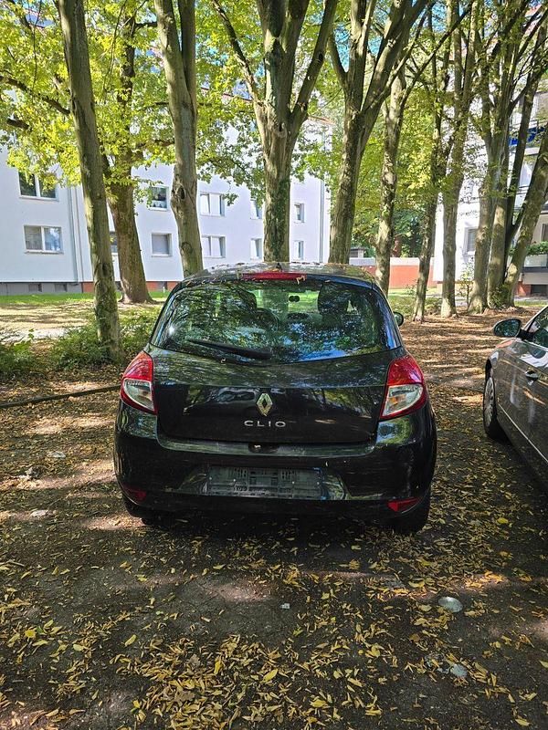 Schwarz Gebraucht 2011 Renault Clio II Dynamique Limousine | 2.400 € (Fairer Preis) - Bild 1/4