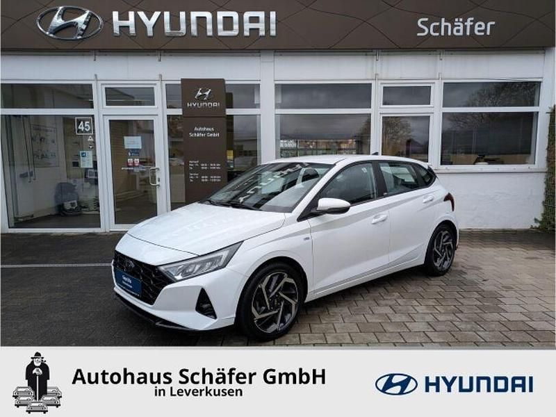 Weiss Gebraucht 2021 Hyundai i20 Intro Edition Kleinwagen | 15.785 € (Fairer Preis) - Bild 1/4