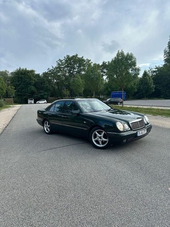 Grün Gebraucht 1997 Mercedes 240 Limousine | 3.900 € - Bild 1/4