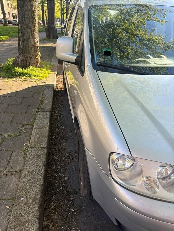 Second-hand VW Caddy Life 105 CP (77 kW) 2007 Argintiu Monovolum