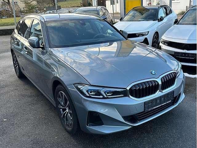 Skyscraper grau metallic Gebraucht 2022 BMW 320 Comfort Edition Kombi | 31.200 € (Superpreis) - Bild 1/4