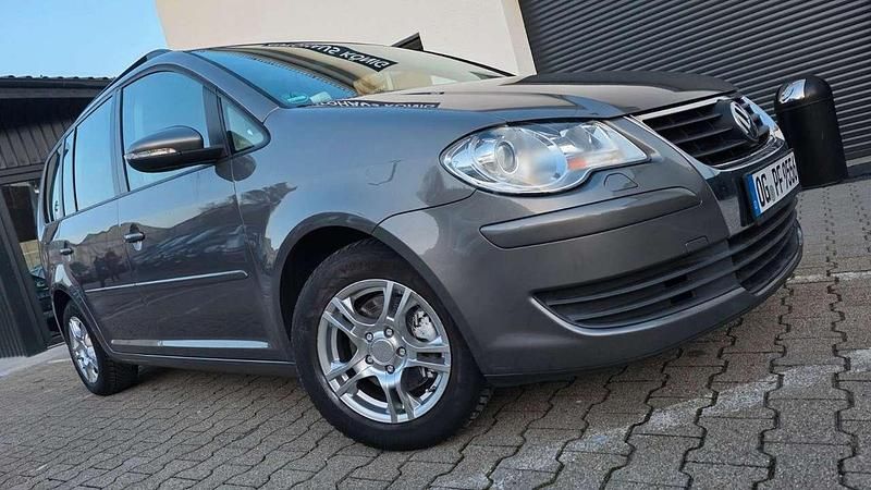 Grau Gebraucht 2010 VW Touran Van / Kleinbus | 3.661 € (Teuer) - Bild 1/4