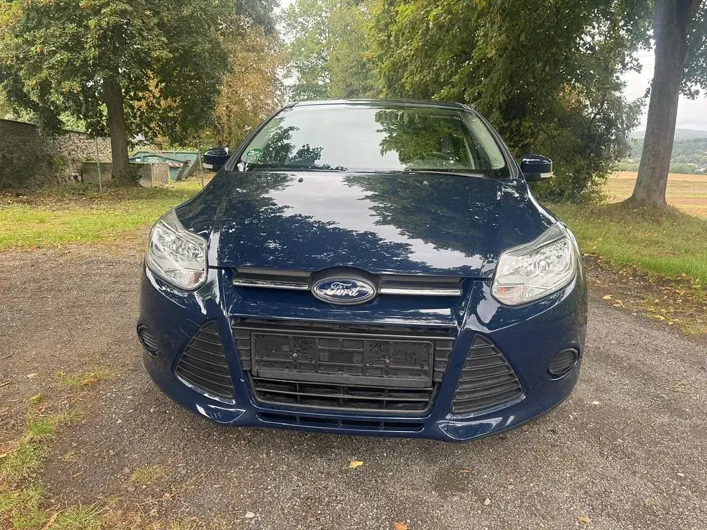 Usado Ford Focus Ambiente 101 CV (74 kW) 2014 Azul Berlina